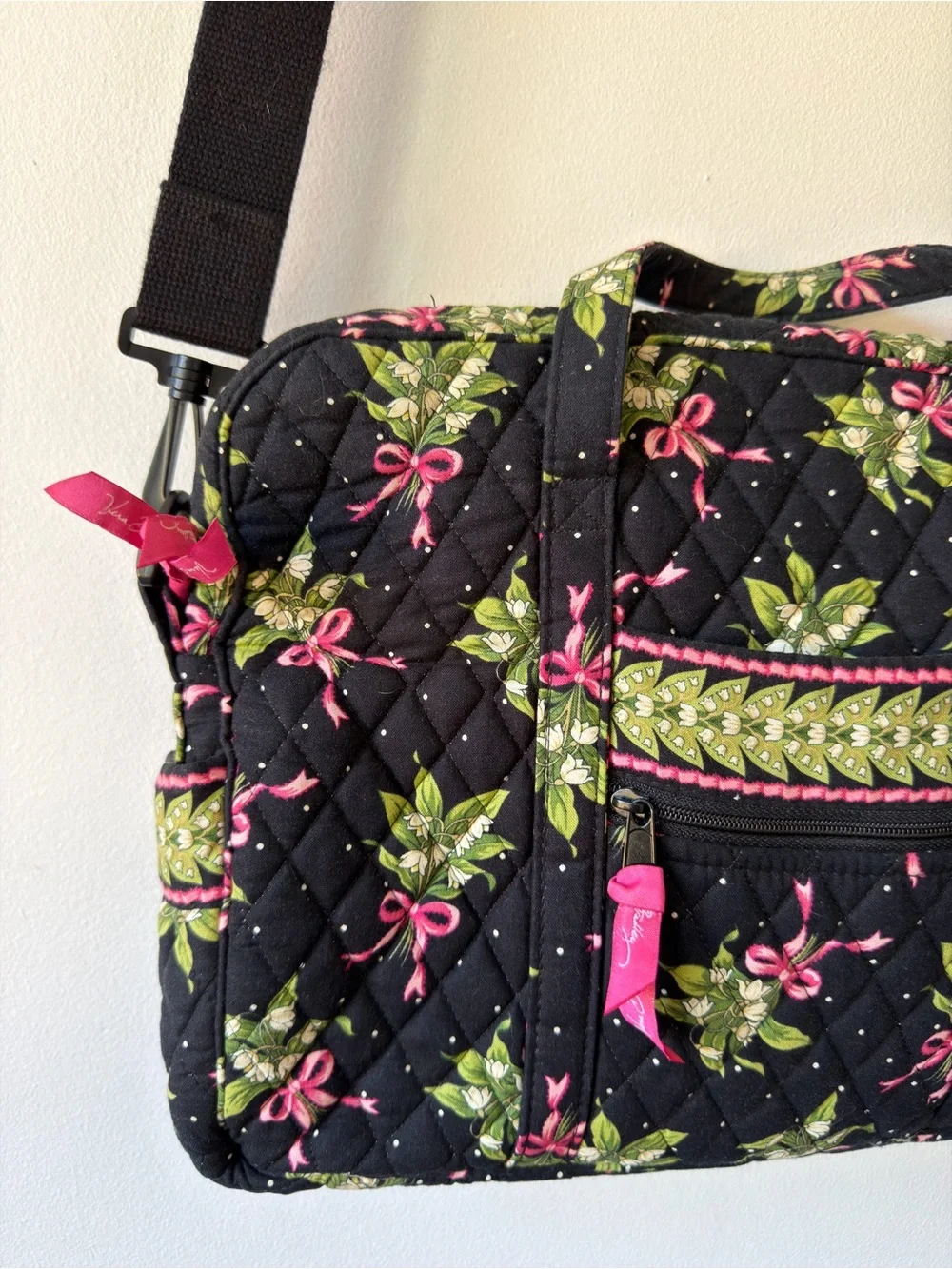 Vera Bradley Mistletoe Bow New Hope Quilted Laptop Messenger Bag Black Pink